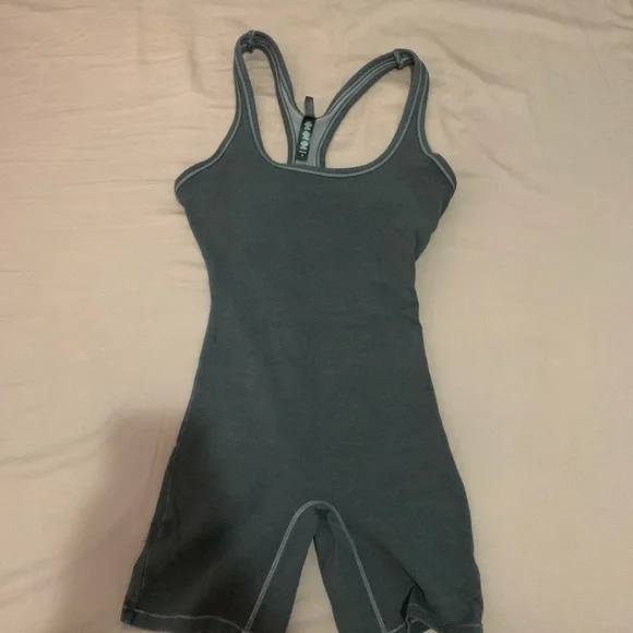 Skims outdoor mid thigh bodysuit - Picture 4 of 4